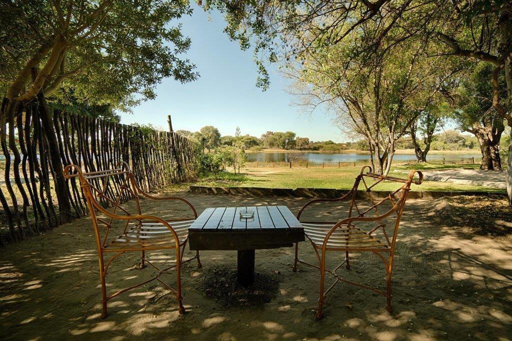 Motsebe Backpackers Hotel Maun Bagian luar foto