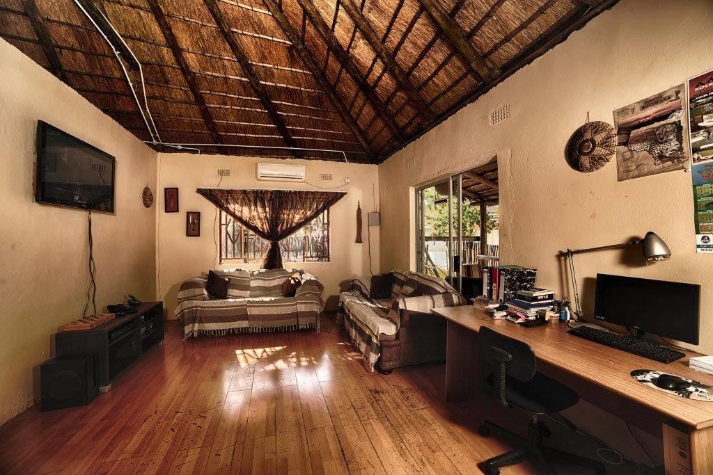 Motsebe Backpackers Hotel Maun Bagian luar foto