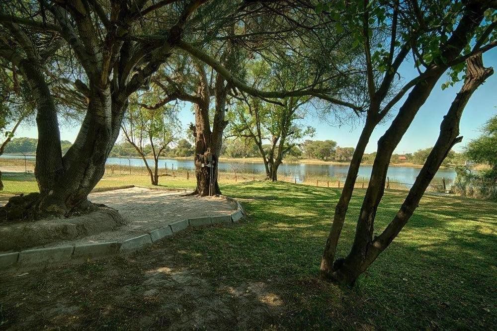 Motsebe Backpackers Hotel Maun Bagian luar foto