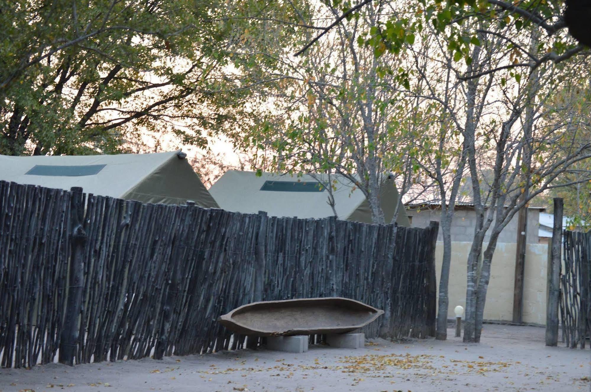 Motsebe Backpackers Hotel Maun Bagian luar foto