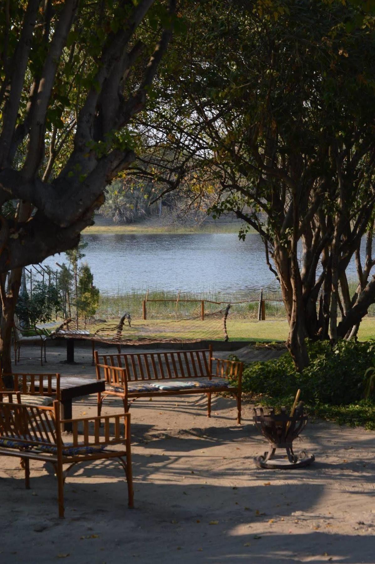 Motsebe Backpackers Hotel Maun Bagian luar foto