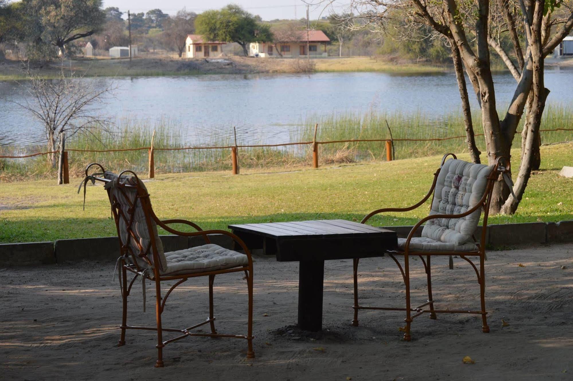 Motsebe Backpackers Hotel Maun Bagian luar foto